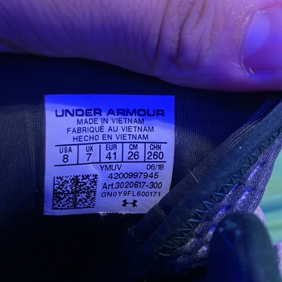 Size 8 under armor basket ball shoes really good the color is dark green - Picture 5 of 6